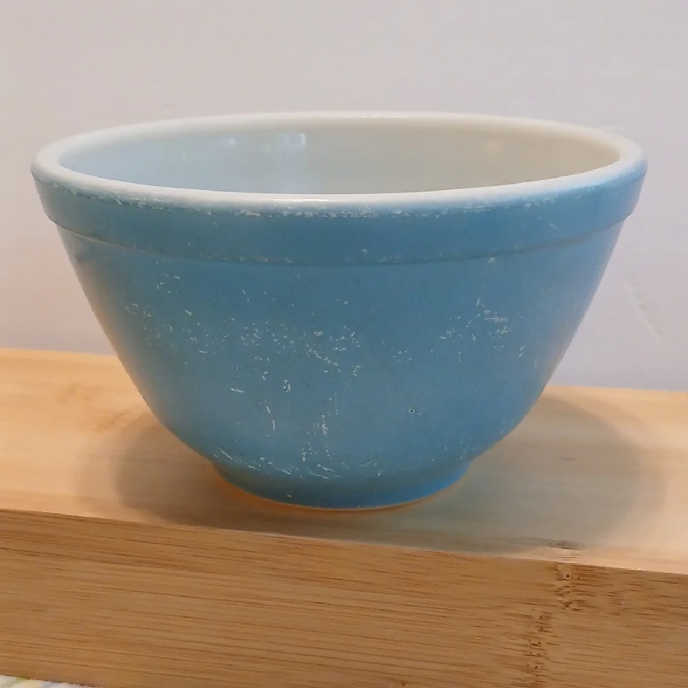Vintage Pyrex Blue Mixing/Nesting bowl 1.5 pt